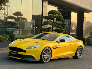ASTON MARTIN VANQUISH 2015